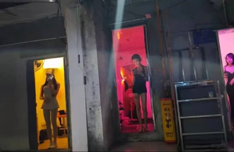 玉兰路被封就是长沙历史最沉重的一天水泥封门，大量美女失去了谋生的场所!三千万单身同胞何去何从感谢家人们投稿！玉兰路被封就是长沙历史最沉重的一天水泥封门，大量美女失去了谋生的场所!三千万单身同胞何去何从感谢家人们投稿！