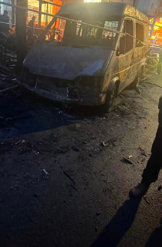 3月29日下午，大连一临街商铺疑似起火，火势凶猛，有车辆被引燃烧毁