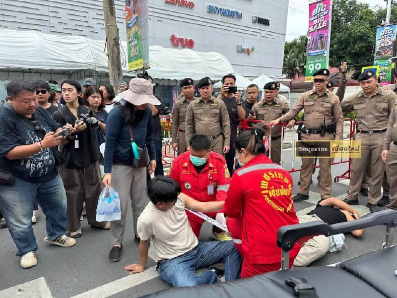 清迈中国总领事馆前警民冲突 两人受伤7月6日上午，泰国清迈中国总领事馆前发生示威冲突