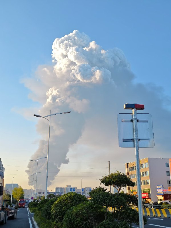 8月2日 青岛黄岛火灾爆炸感谢家人们投稿！8月2日 青岛黄岛火灾爆炸感谢家人们投稿！