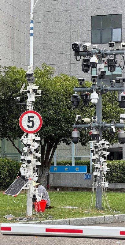 8月10日，网友分享了浙江杭州海康威视总部门口的测试架，上面密密麻麻挂满了各类用于监视的摄像头
