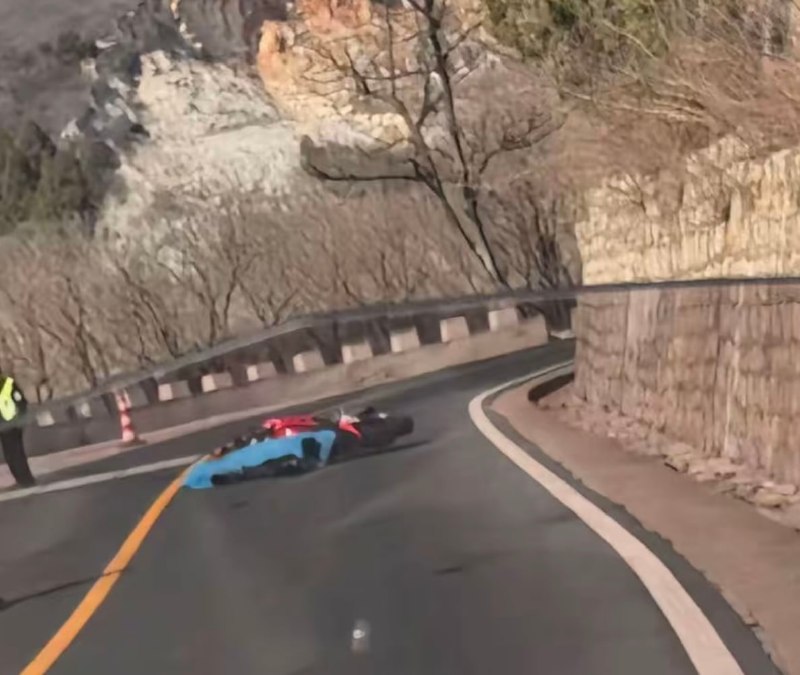 3月20日，北京昌平山区，机车博主“黄油腻”在试驾张雪820RR 工程样车时身亡！ #黄油腻 #骑逝感谢家人们投稿！3月20日，北京昌平山区，机车博主“黄油腻”在试驾张雪820RR 工程样车时身亡！ #黄油腻 #骑逝感谢家人们投稿！