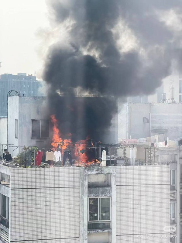 东莞南城一小区大火，居民质疑中海物业2026.1月28号，东莞南城中信新天地又出名了，居民质疑着火属于违建的阳光房，有居民表示：中海物业曾在楼顶烧烤