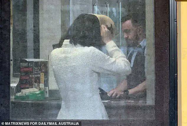 作为取保候审的条件之一 杨兰兰 每周三需要到悉尼玫瑰湾 警察局 报到，此处离去年夏天她 #酒驾 #劳斯莱斯 库里南 型号的SUV造成 #重大事故 的发生地不到2公里