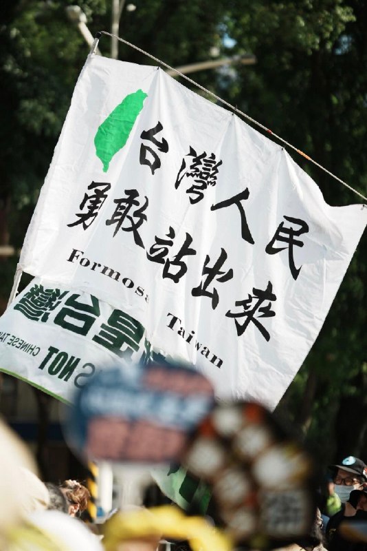🔥超10万人！挺台大游行现场台湾民众超10万人！台湾人民勇敢站了出来！挺军购！要国防！守护台湾！5月23日，在台北37度高温烈日下，台湾64个民间团体发起“真和平，要国防”大游行