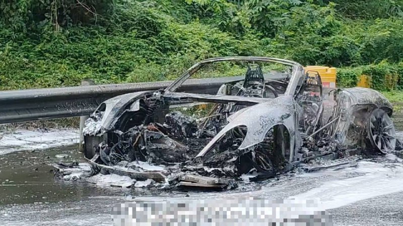 三亚 迎宾隧道口...疑似一辆 电车 #自燃 烧毁 #烧车 #新能源感谢来自某频道的投稿！三亚 迎宾隧道口...疑似一辆 电车 #自燃 烧毁 #烧车 #新能源感谢来自某频道的投稿！