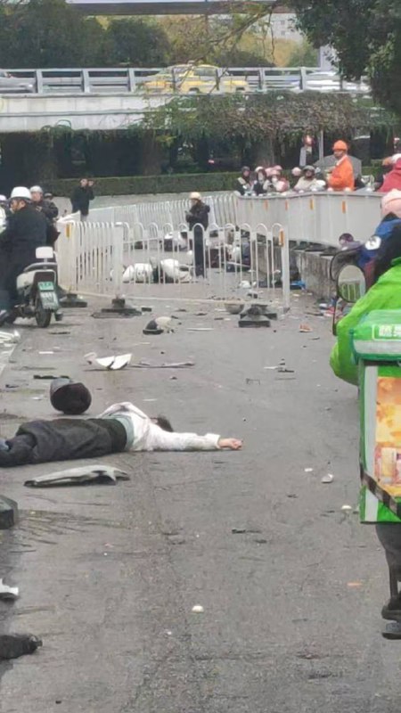 11月17日 江苏 南京 中央门 立交桥 下一辆轿车猛冲入人行道，接连撞翻多辆电动自行车