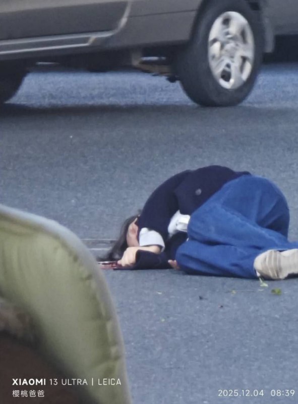 #杭州 #滨江 发生一起 #坠桥 #事件 #跳桥 12月4日，杭州滨江区滨文路江虹路口附近发生一起事件