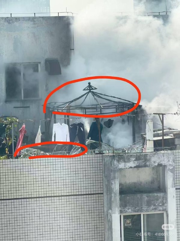 东莞南城一小区大火，居民质疑中海物业2026.1月28号，东莞南城中信新天地又出名了，居民质疑着火属于违建的阳光房，有居民表示：中海物业曾在楼顶烧烤