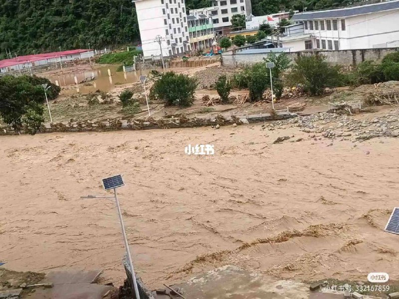 #广西 #暴雨刚刚刷到小红书，图一广西博白，图二百色凌云县！！去刷了新闻，还有北海也被淹了，消防员已经转移了好多人！南国昨天晚上和今天早上的内容都有推送，说是12-13号还会继续下雨，主要在桂南地区，被水淹地区的友仔们注意安全