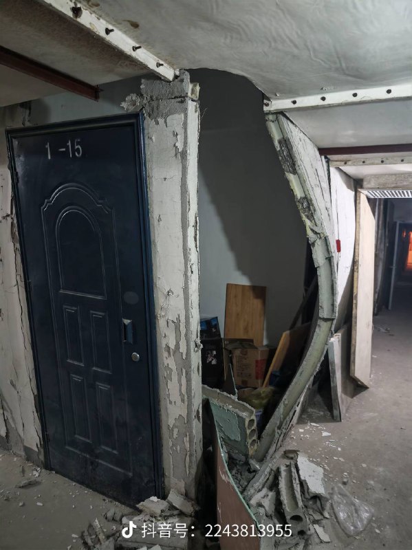 河北 石家庄某小区地下室，墙体使用轻体材料，吸潮吸水，地下室常年不通风，造成墙面鼓起变形坍塌，没人管，住户只好想各种土办法延缓变形坍塌 #豆腐渣感谢家人们投稿！🌸 投稿  👉 交流群  💬 备用群  🍒 VPN群河北 石家庄某小区地下室，墙体使用轻体材料，吸潮吸水，地下室常年不通风，造成墙面鼓起变形坍塌，没人管，住户只好想各种土办法延缓变形坍塌 #豆腐渣感谢家人们投稿！🌸 投稿  👉 交流群  💬 备用群  🍒 VPN群