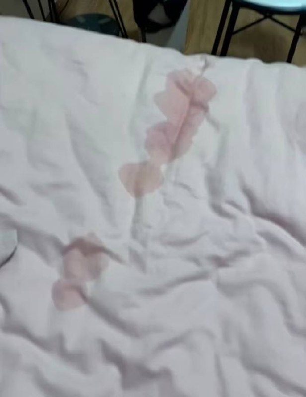 杭州一女子曝熟睡时，陌生男子进卧室在床上留不明液体，并且有自己家门钥匙，当事人：人已经抓到了感谢家人们投稿！杭州一女子曝熟睡时，陌生男子进卧室在床上留不明液体，并且有自己家门钥匙，当事人：人已经抓到了感谢家人们投稿！