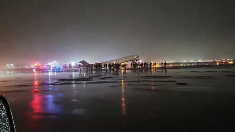 美国拉瓜迪亚机场发生航空地面事故，客机与消防车相撞，机长和副驾驶死亡！当地时间3月22日晚，纽约拉瓜迪亚机场发生一起严重地面事故