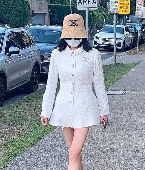 作为取保候审的条件之一 杨兰兰 每周三需要到悉尼玫瑰湾 警察局 报到，此处离去年夏天她 #酒驾 #劳斯莱斯 库里南 型号的SUV造成 #重大事故 的发生地不到2公里