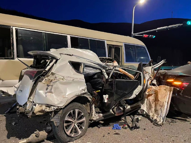 张家口 崇礼区 一辆 重型 吊车 失控 #车祸 #极速飞车 现场 #补充感谢家人们投稿！张家口 崇礼区 一辆 重型 吊车 失控 #车祸 #极速飞车 现场 #补充感谢家人们投稿！