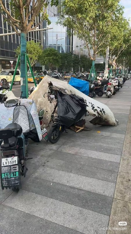 补充！该三张图片据网络消息为一架小型飞机撞上中国尊感谢家人们投稿！补充！该三张图片据网络消息为一架小型飞机撞上中国尊感谢家人们投稿！