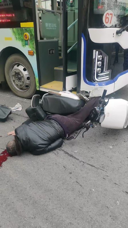 昨天 下午 陕西 咸阳 #车祸感谢家人们投稿！昨天 下午 陕西 咸阳 #车祸感谢家人们投稿！