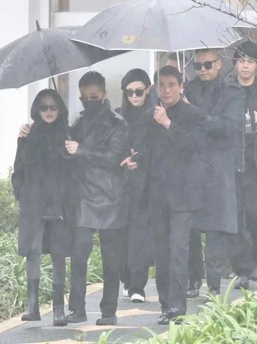 大S去世一周年，在她的纪念雕像揭幕仪式家人朋友们都来看她，有S妈、小S夫妇、具俊晔、黑人和范玮琪、蔡康永、吴佩慈、杨丞琳、王伟忠、周渝民和言承旭等