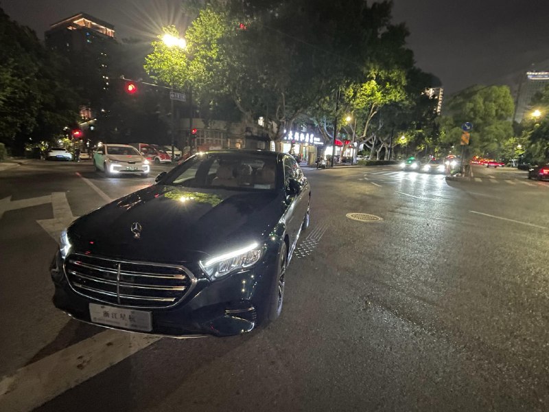 奔驰提车4小时方向盘三次锁死，厂家拒退换车杭州车主任女士近日向橙柿互动电车志反映，其2026年5月23日在杭州星杭奔驰4S店花费46万元按揭购入的全新奔驰E300L，在提车离店仅4小时的行驶途中，接连出现方向盘卡死、无法转向的故障