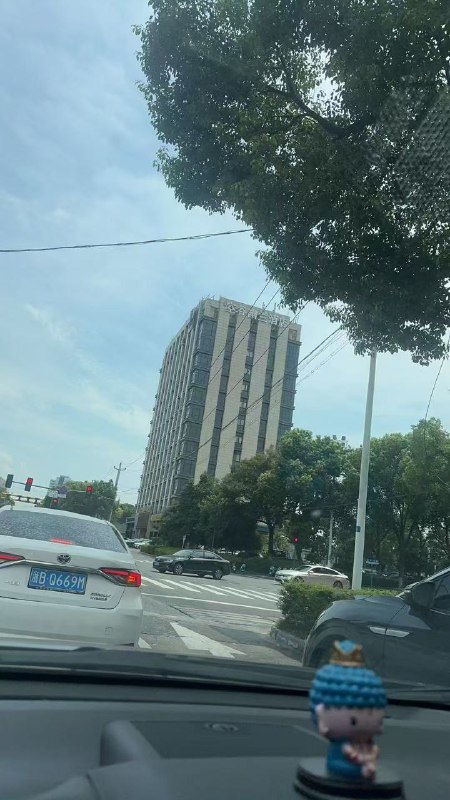 花了50万娶回的老婆，刚结婚就出轨，气炸了🤬捉奸人手不够，微信群友们帮忙撑场面！#出轨 #爆料 #捉奸花了50万娶回的老婆，刚结婚就出轨，气炸了🤬捉奸人手不够，微信群友们帮忙撑场面！#出轨 #爆料 #捉奸