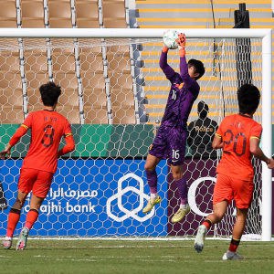 中国 U23 男足点球大战胜乌兹别克斯坦，历史性闯入亚洲杯四强1 月 17 日晚，U23 亚洲杯 1/4 决赛中，中国队通过点球大战 4 比 2 击败乌兹别克斯坦队，历史性挺进四强