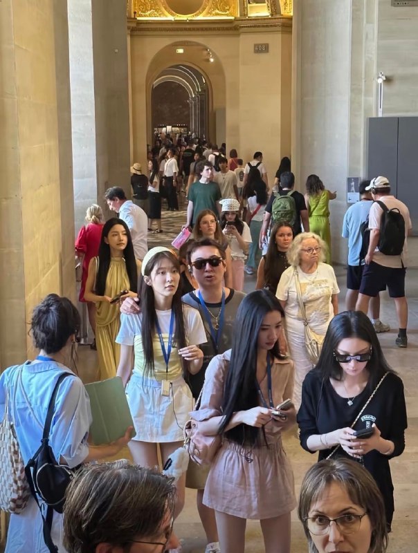 王健林这边还在为各种事情忙得焦头烂额，王思聪倒是依旧过得挺潇洒👍有网友在卢浮宫偶遇王思聪，看起来比以前瘦了不少