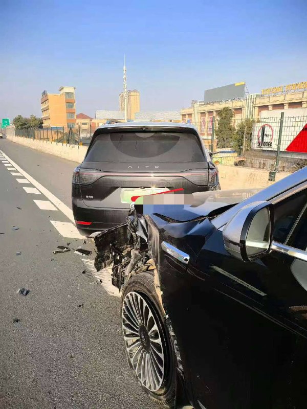 两台 问界 m9 #车祸 现场两台问界M9智驾bug撞在一起，别把生命交给智驾感谢家人们投稿！两台 问界 m9 #车祸 现场两台问界M9智驾bug撞在一起，别把生命交给智驾感谢家人们投稿！