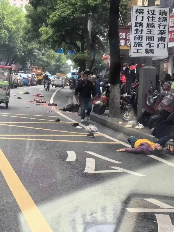 南昌叠山路公交车突发事故，据围观人群透露，公交车一路失控，撞死七人后一头撞到大树迫停