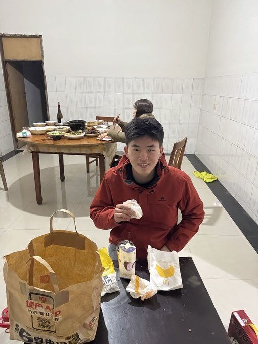 墙内挑战模仿户晨风践行“户圣”的年夜饭挑战之---大多数家庭的年夜饭不如麦当劳让我们拭目以待😁感谢家人们投稿！