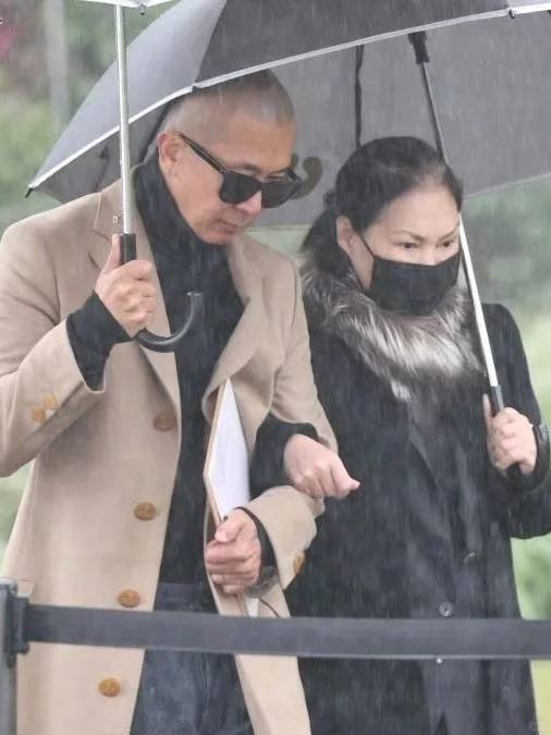 大S去世一周年，在她的纪念雕像揭幕仪式家人朋友们都来看她，有S妈、小S夫妇、具俊晔、黑人和范玮琪、蔡康永、吴佩慈、杨丞琳、王伟忠、周渝民和言承旭等