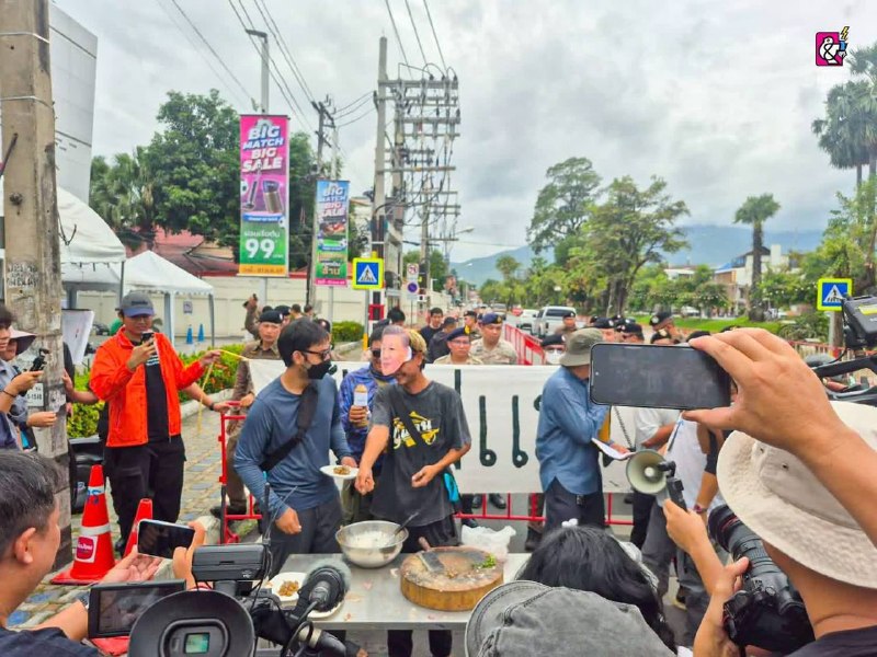 清迈中国总领事馆前警民冲突 两人受伤7月6日上午，泰国清迈中国总领事馆前发生示威冲突