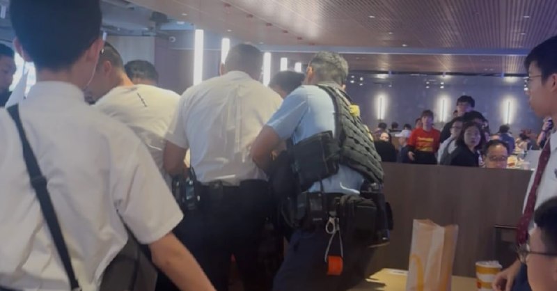内地男投资虚拟货币损失50万人民币 来港拟自焚引关注警方表示，警员于周四（5月14日）中午约12时半于金钟道麦当劳内，发现一名34岁姓李内地男子，并从其身上检获一个打火机和两樽易燃液体