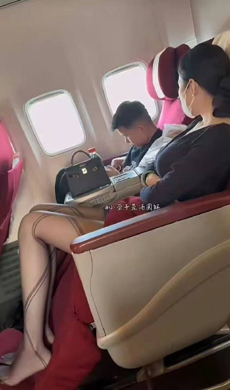 3月3日 #抖音 网红 小莹子是汤圆妈（原名浪莹）， 真容曝光！疑似前往澳门 卖淫 被当地警方抓获后导致 #封号 该主播日常发布视频均为带着 儿子 身着性感，乘坐飞机高铁，由于其带着口罩，令很多观众想入非非，纷纷打赏