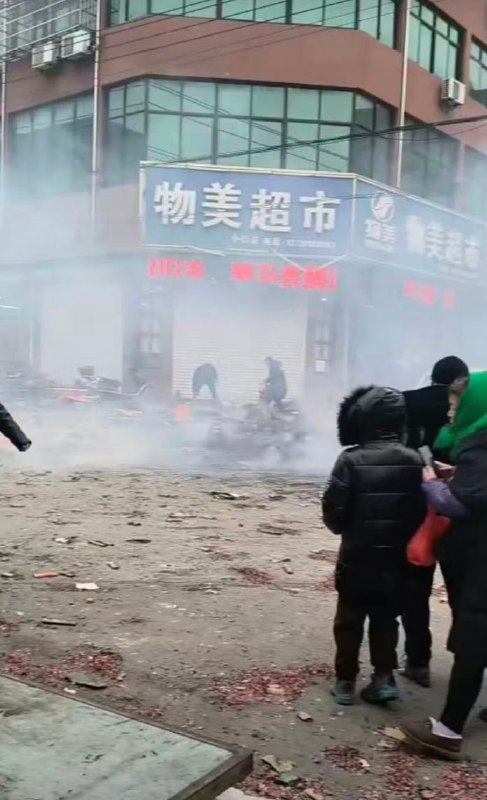 2.15号 #吃瓜 #江苏 #盐城 #滨海有人香烟头在地下，然后风吹到烟花那边点:着了后面就全着了！感谢家人们投稿！2.15号 #吃瓜 #江苏 #盐城 #滨海有人香烟头在地下，然后风吹到烟花那边点:着了后面就全着了！感谢家人们投稿！