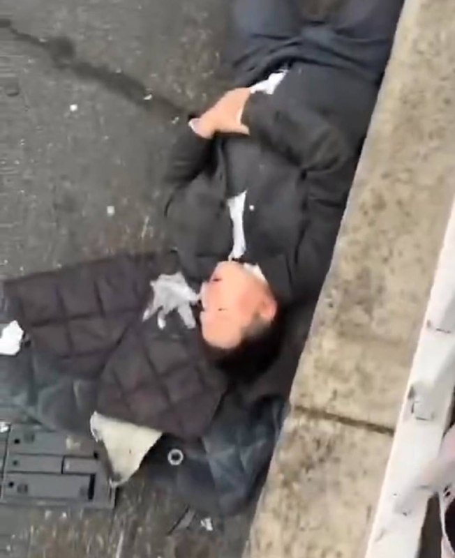 11月17日 江苏 南京 中央门 立交桥 下一辆轿车猛冲入人行道，接连撞翻多辆电动自行车