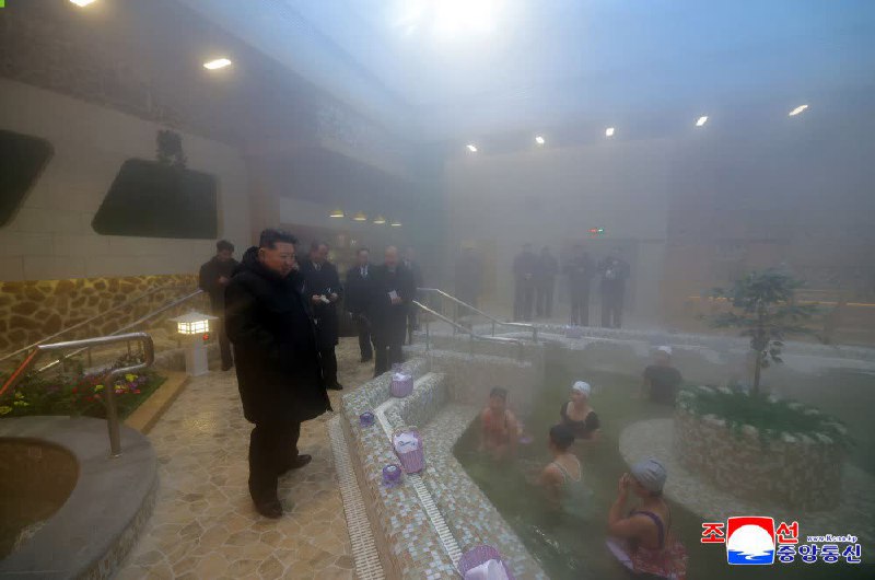 #金正恩 视察 新建的 温泉 休养所和泡温泉的 #朝鲜 🇰🇵 美女 谈笑风生感谢家人们投稿！#金正恩 视察 新建的 温泉 休养所和泡温泉的 #朝鲜 🇰🇵 美女 谈笑风生感谢家人们投稿！