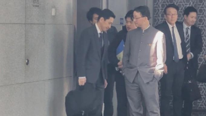 双手插兜送别日本外务省高官，中国外交部原亚洲司司长履新驻澳大利亚大使中国驻澳大利亚大使馆24日在其官网上宣布，中国外交部原亚洲司司长刘劲松已出任新任驻澳大利亚大使