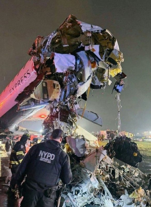 美国拉瓜迪亚机场发生航空地面事故，客机与消防车相撞，机长和副驾驶死亡！当地时间3月22日晚，纽约拉瓜迪亚机场发生一起严重地面事故