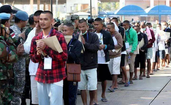 12.31 泰国根据72 小时 停火协议 的条款，释放了在 7 月下旬冲突中被俘的 18 名柬埔寨士兵