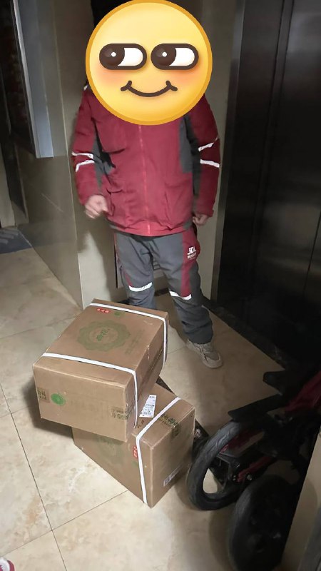 來路不明快遞這是什麼新詐騙手段年前收到两箱来路不明的酒，正好我已经回老家了但是当时以为是朋友送的就喊邻居帮忙签收了，签收后有人联系我说是寄错了喊加我微信，我怕被诈骗拒绝了，我让他年后再联系我自己叫快递上门取件，今天快递小哥来了，快递小哥说怎么支付，我说联系下单人到付，快递小哥走一会后又给我打电话说对方征信有问题不能到付，我更加相信是诈骗了，快递小哥说只能取消订单了，我说可以但是不要把东西给我送过来，就放他那吧，我让快递小哥自己联系下单人，后面又给之前联系我的那个人打电话打不通，打给快递小哥电话接通的是一个很变态的声音不是之前的快递小哥，想来想去有点后怕打了110，交待了一下来龙去脉，当我报警完后寄东西的人又来电话了，我说快递那边说你征信有问题，我已经报警了酒我交给快递员了你解决吧，过了一会儿快递员又给我来电话是之前的小哥的声音，说是他搞错了不是征信有问题是没有认证现在已经解决了，莫名其妙的一通，不晓得是不是量身定制的骗局，不敢想快递员和下单人是会不会是一伙的，可可怕怕 #骗子无处不在谨防上当受骗   #反网络诈骗   #新型诈骗手段   #快递诈骗來路不明快遞這是什麼新詐騙手段年前收到两箱来路不明的酒，正好我已经回老家了但是当时以为是朋友送的就喊邻居帮忙签收了，签收后有人联系我说是寄错了喊加我微信，我怕被诈骗拒绝了，我让他年后再联系我自己叫快递上门取件，今天快递小哥来了，快递小哥说怎么支付，我说联系下单人到付，快递小哥走一会后又给我打电话说对方征信有问题不能到付，我更加相信是诈骗了，快递小哥说只能取消订单了，我说可以但是不要把东西给我送过来，就放他那吧，我让快递小哥自己联系下单人，后面又给之前联系我的那个人打电话打不通，打给快递小哥电话接通的是一个很变态的声音不是之前的快递小哥，想来想去有点后怕打了110，交待了一下来龙去脉，当我报警完后寄东西的人又来电话了，我说快递那边说你征信有问题，我已经报警了酒我交给快递员了你解决吧，过了一会儿快递员又给我来电话是之前的小哥的声音，说是他搞错了不是征信有问题是没有认证现在已经解决了，莫名其妙的一通，不晓得是不是量身定制的骗局，不敢想快递员和下单人是会不会是一伙的，可可怕怕 #骗子无处不在谨防上当受骗   #反网络诈骗   #新型诈骗手段   #快递诈骗