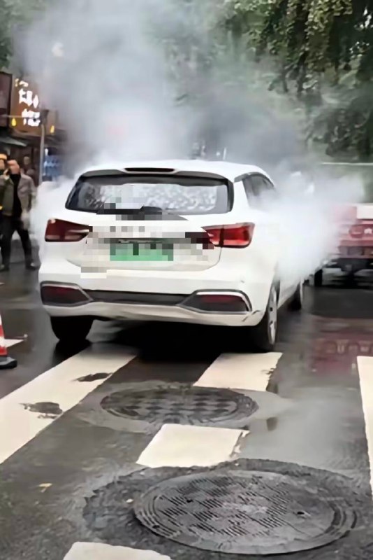 四川 网友发布：亲眼目睹，吓死人了，幸亏没买电车.. #新能源 #爆炸 #自燃 #烧车感谢来自某频道的投稿！四川 网友发布：亲眼目睹，吓死人了，幸亏没买电车.. #新能源 #爆炸 #自燃 #烧车感谢来自某频道的投稿！