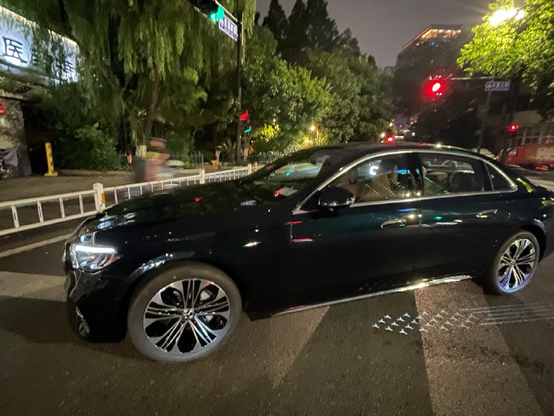奔驰提车4小时方向盘三次锁死，厂家拒退换车杭州车主任女士近日向橙柿互动电车志反映，其2026年5月23日在杭州星杭奔驰4S店花费46万元按揭购入的全新奔驰E300L，在提车离店仅4小时的行驶途中，接连出现方向盘卡死、无法转向的故障
