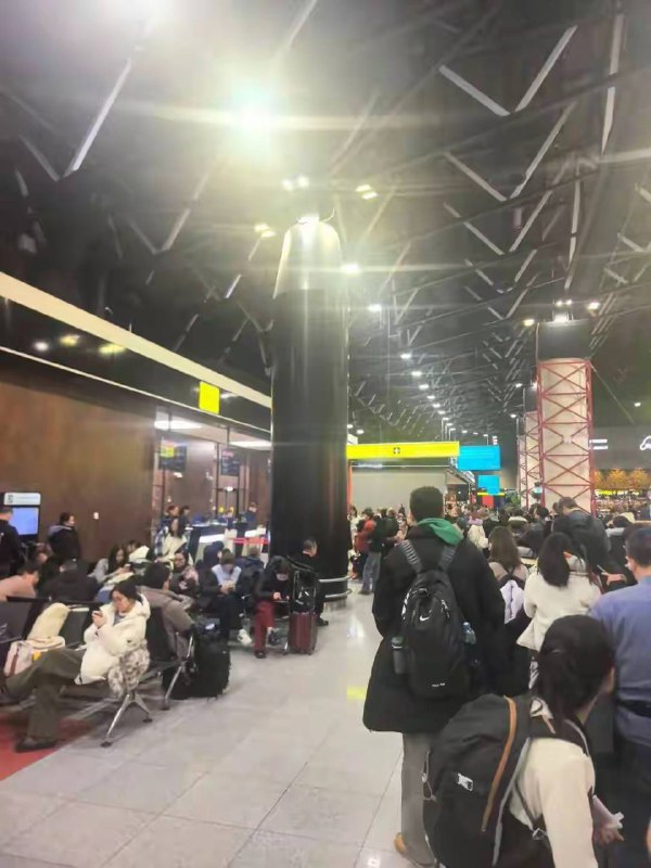 俄罗斯被乌克兰无人机侵袭，飞机延误，每人发4000卢布餐券感谢家人们投稿！俄罗斯被乌克兰无人机侵袭，飞机延误，每人发4000卢布餐券感谢家人们投稿！