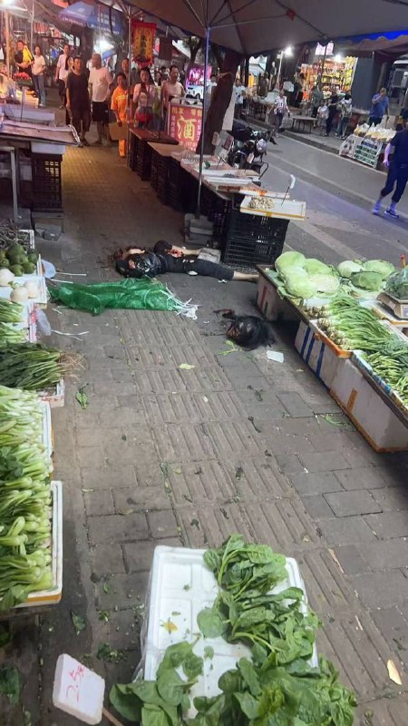 #重庆 #砍人 李家沱 大渡口 #马王坪 菜市场 #砍头 #杀人 女的误以为男的侄女是他的新女朋友，把男的侄女头砍了，肚子砍了一刀 肠子 都掉出来了！ #刀妹 #彻底疯狂 #血腥 #重大事故 #断头感谢来自某频道的投稿！#重庆 #砍人 李家沱 大渡口 #马王坪 菜市场 #砍头 #杀人 女的误以为男的侄女是他的新女朋友，把男的侄女头砍了，肚子砍了一刀 肠子 都掉出来了！ #刀妹 #彻底疯狂 #血腥 #重大事故 #断头感谢来自某频道的投稿！