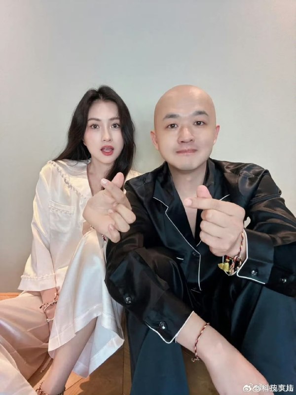 包贝尔出轨八月中旬一红发美女现身包贝尔住的酒店，第二天晚上两人先后来到同家火锅店，吃完后两人也是前后脚离开