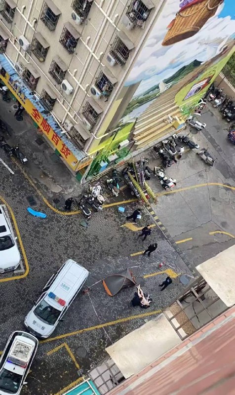 深圳 石岩塘头龙马小区 #跳楼 #坠楼感谢家人们投稿！深圳 石岩塘头龙马小区 #跳楼 #坠楼感谢家人们投稿！