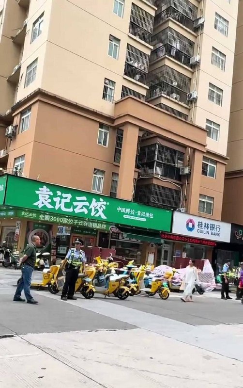 【广西南宁袁记云饺女子裸体跳楼身亡！】南宁袁记云饺楼上，一女子疑因捉奸在床或赌球巨亏，裸体坠楼身亡！现场多人围观，场面极度混乱