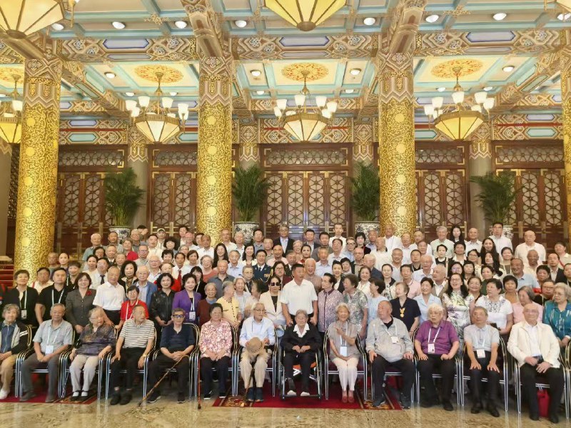 参加阅兵观礼的高官后代（上将以上每家一位），9.2入住北京饭店，9.3纪念活动结束后，老大之弟摆宴召集大餐并在北京饭店贵宾楼合影