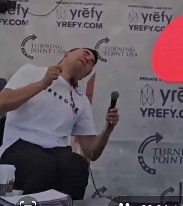 著名 白人至上 主义 网红 Charlie Kirk 在大学演讲时颈部被人射伤！😱📍犹他谷大学，犹他州奥勒姆 #枪击案 #枪杀 #枪手 #杀人 狙击手 狙击 #暗杀感谢 投稿爆料👉中国悲剧档案  投稿！著名 白人至上 主义 网红 Charlie Kirk 在大学演讲时颈部被人射伤！😱📍犹他谷大学，犹他州奥勒姆 #枪击案 #枪杀 #枪手 #杀人 狙击手 狙击 #暗杀感谢 投稿爆料👉中国悲剧档案  投稿！