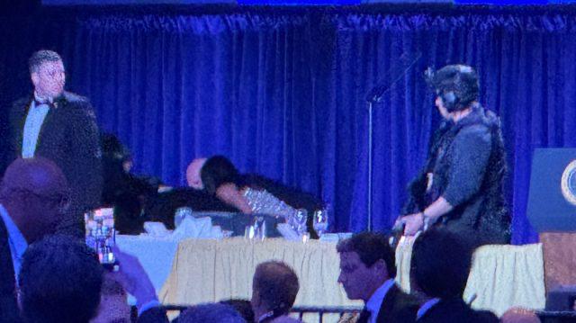 白宫记者晚宴枪击案当地时间4月25日，有消息称美国华盛顿希尔顿酒店内传出“枪声”后，特朗普紧急撤离了白宫记者晚宴现场